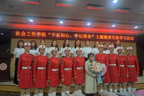 葛兰老师与女民兵、合唱团合影_副本.jpg
