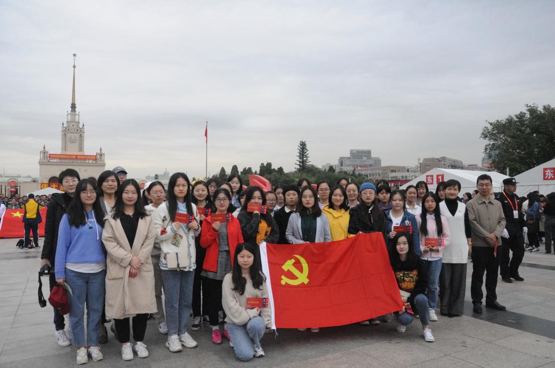 c3a54a5d87024581872f106f53890942.jpg 10.12法学院参观建国70周年成就展.jpg