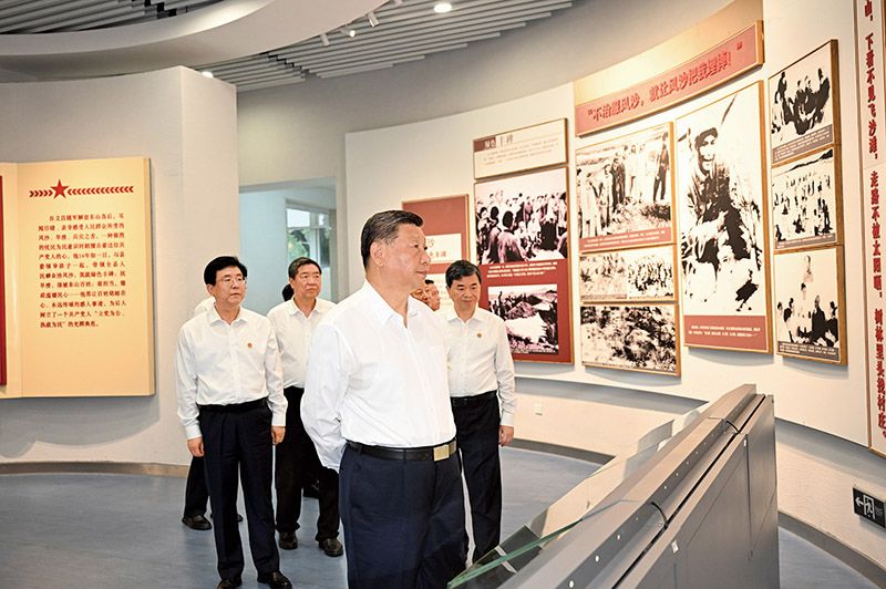 2024年10月15日至16日，中共中央总书记、国家主席、中央军委主席习近平在福建考察。这是15日下午，习近平在漳州市东山县谷文昌纪念馆考察。 新华社记者 谢环驰/摄